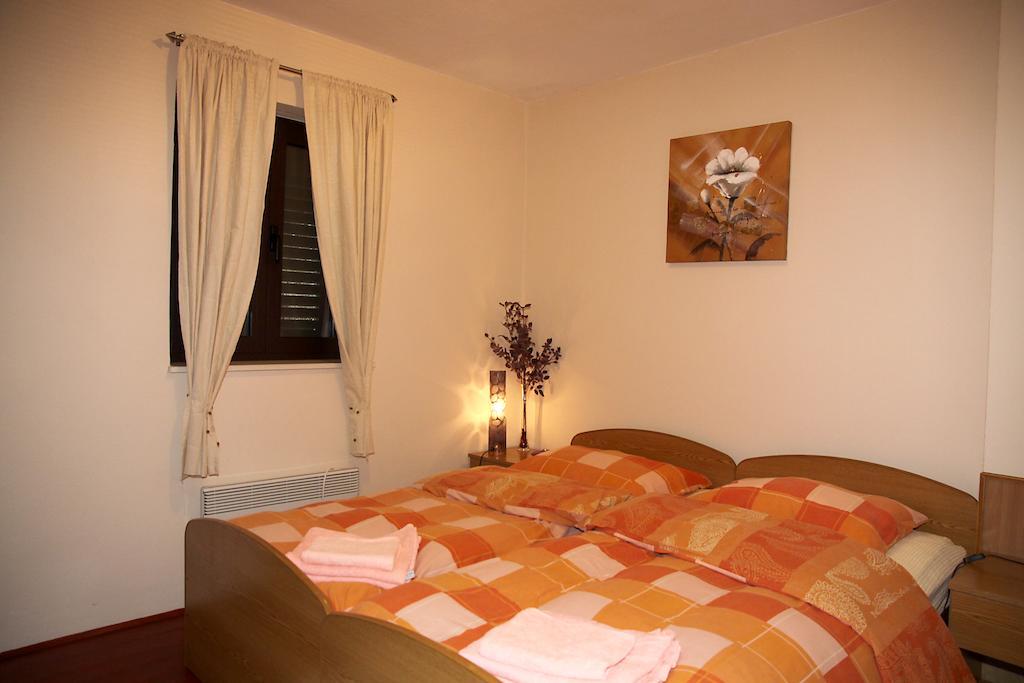 Apartments " Happy Villa " Splitska Exterior foto