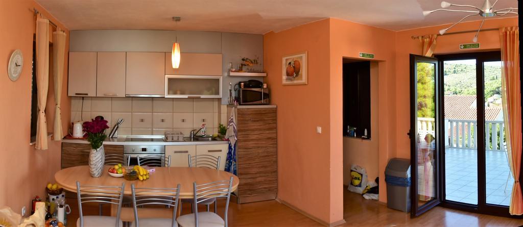 Apartments " Happy Villa " Splitska Exterior foto