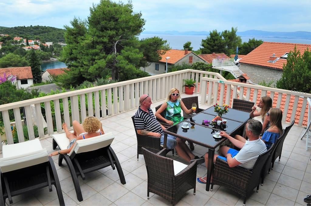 Apartments " Happy Villa " Splitska Exterior foto