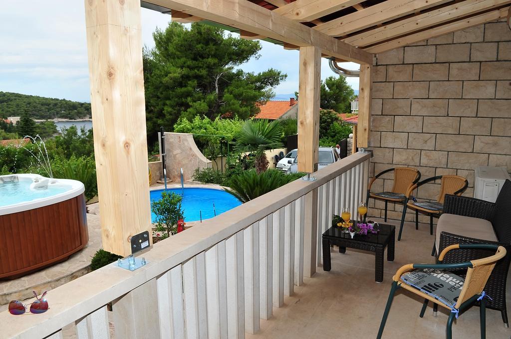 Apartments " Happy Villa " Splitska Exterior foto