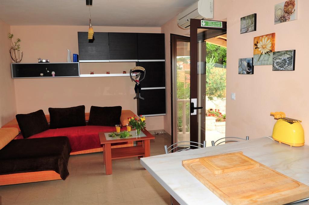 Apartments " Happy Villa " Splitska Exterior foto